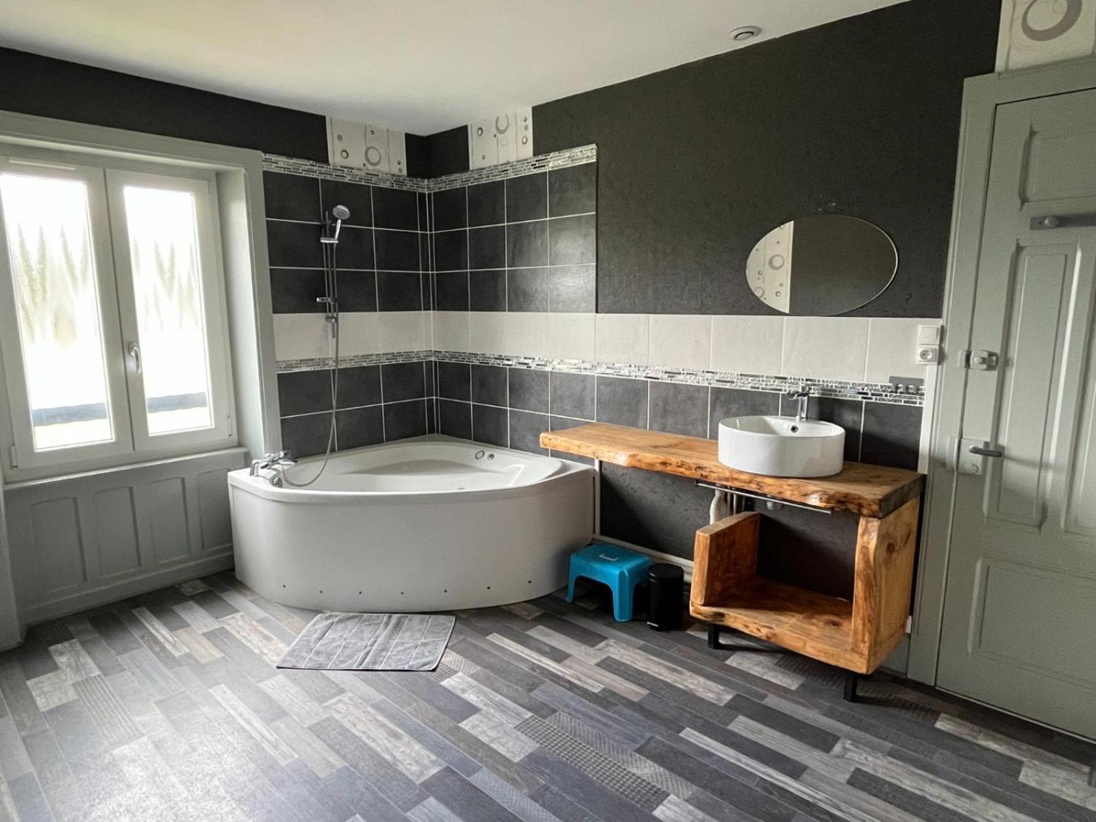 Gite 205 M2, 8Pers Piscine, Jacuzzi, Balneo Privatifs Vagney 外观 照片